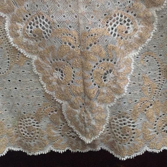 Sleeveless Lace Top - Picture 2 of 5